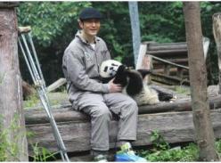黄晓明拄拐看望四川震区大熊猫-自创熊猫装