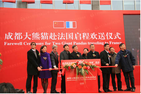 各位领导共同拉下了&ldquo;赴法大熊猫启程杆&rdquo;