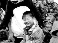 “熊猫使者”教孩子们善待地球