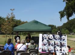 熊猫守护使在白宫前面为熊猫保护做宣传