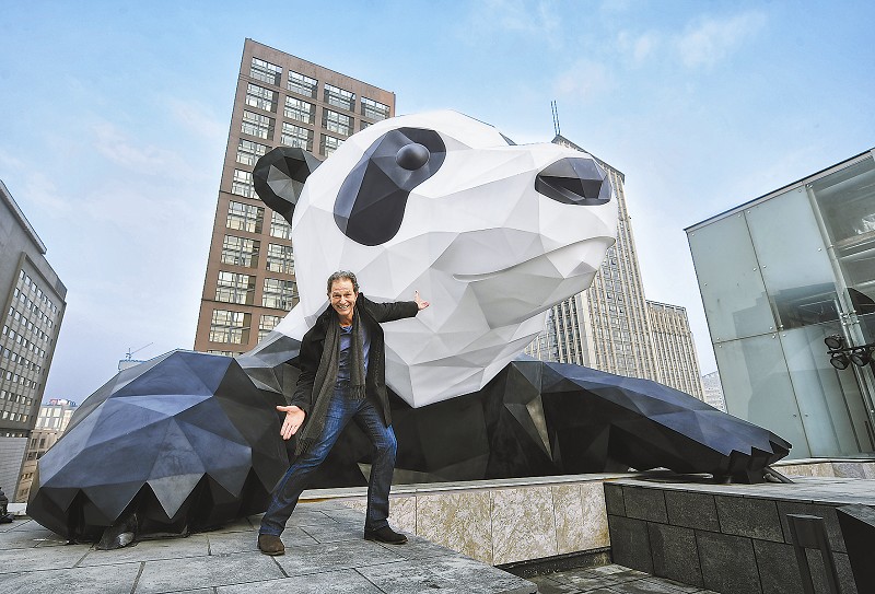 “巨型熊猫之父”劳伦斯揭秘——趴在楼上的大熊猫在偷看什么