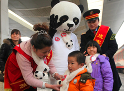 成都火车站突现熊猫达人赠围脖