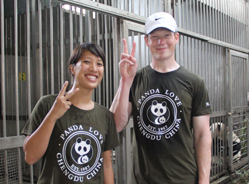 体验熊猫保姆 汗流浃背也幸福