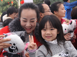 红红火火中国年，熊猫祝福接“财神”