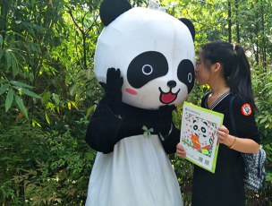 “五一”系列活动人气王——“熊猫人”